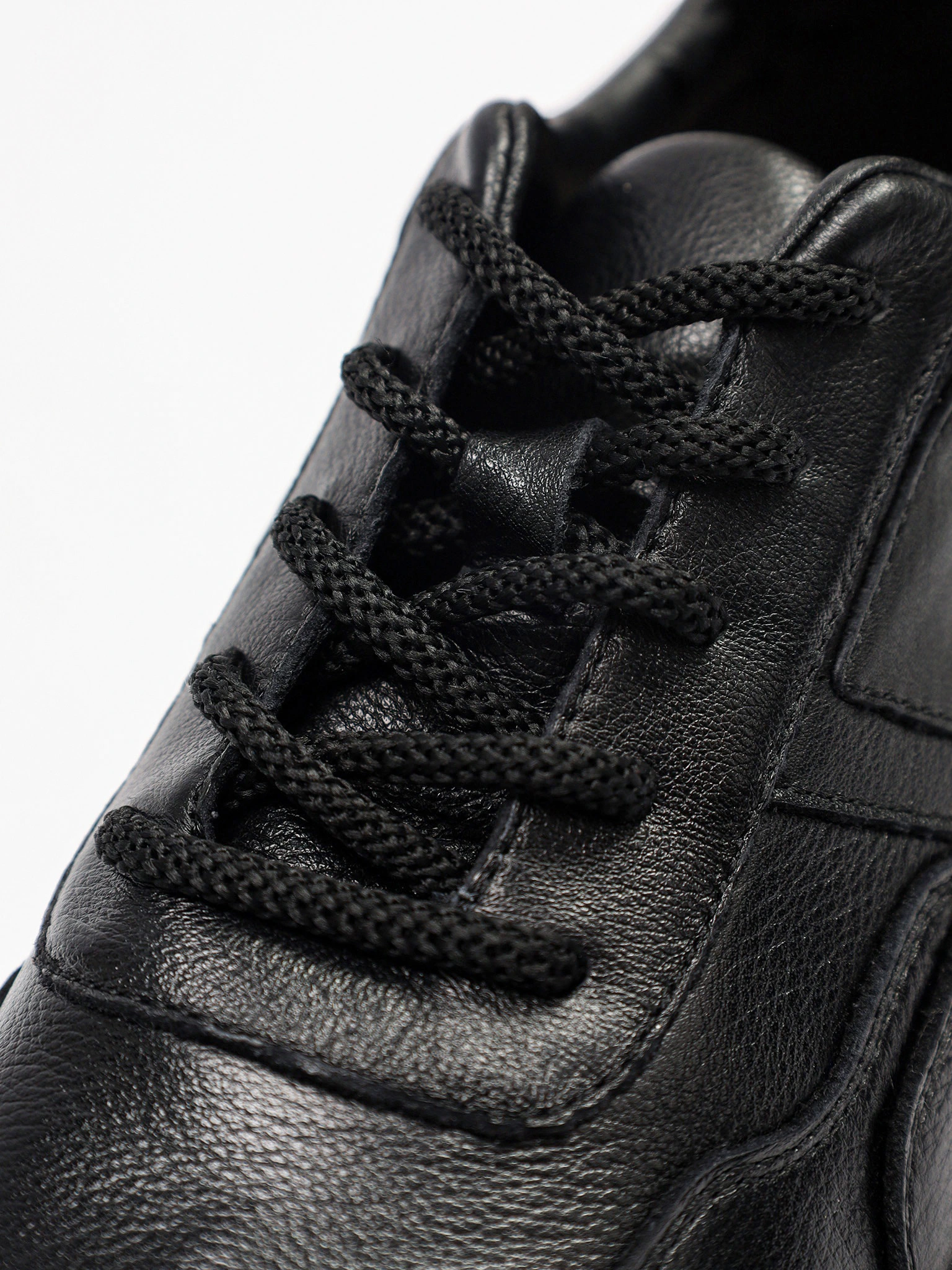 Кроссовки черного цвета на объемной рельефной подошве